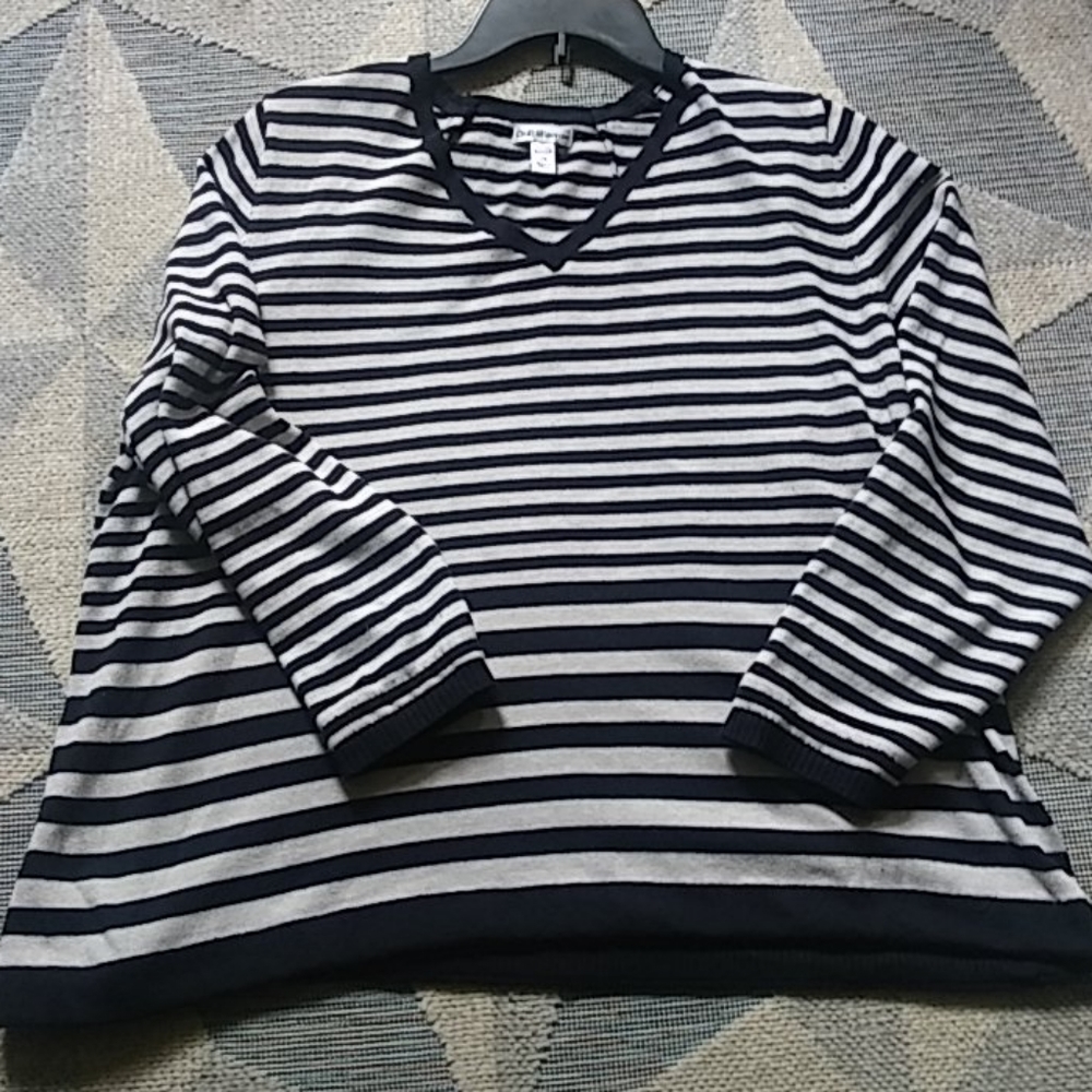 Croft & Barrow v neck sweater